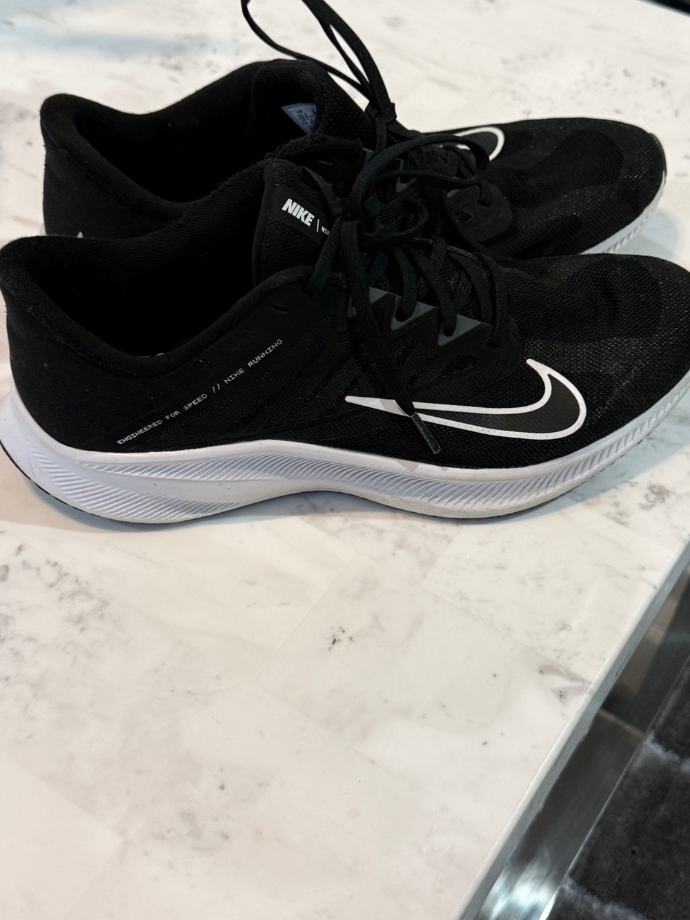 Nike *Like New Black and White Running Sneakers with Swoosh
